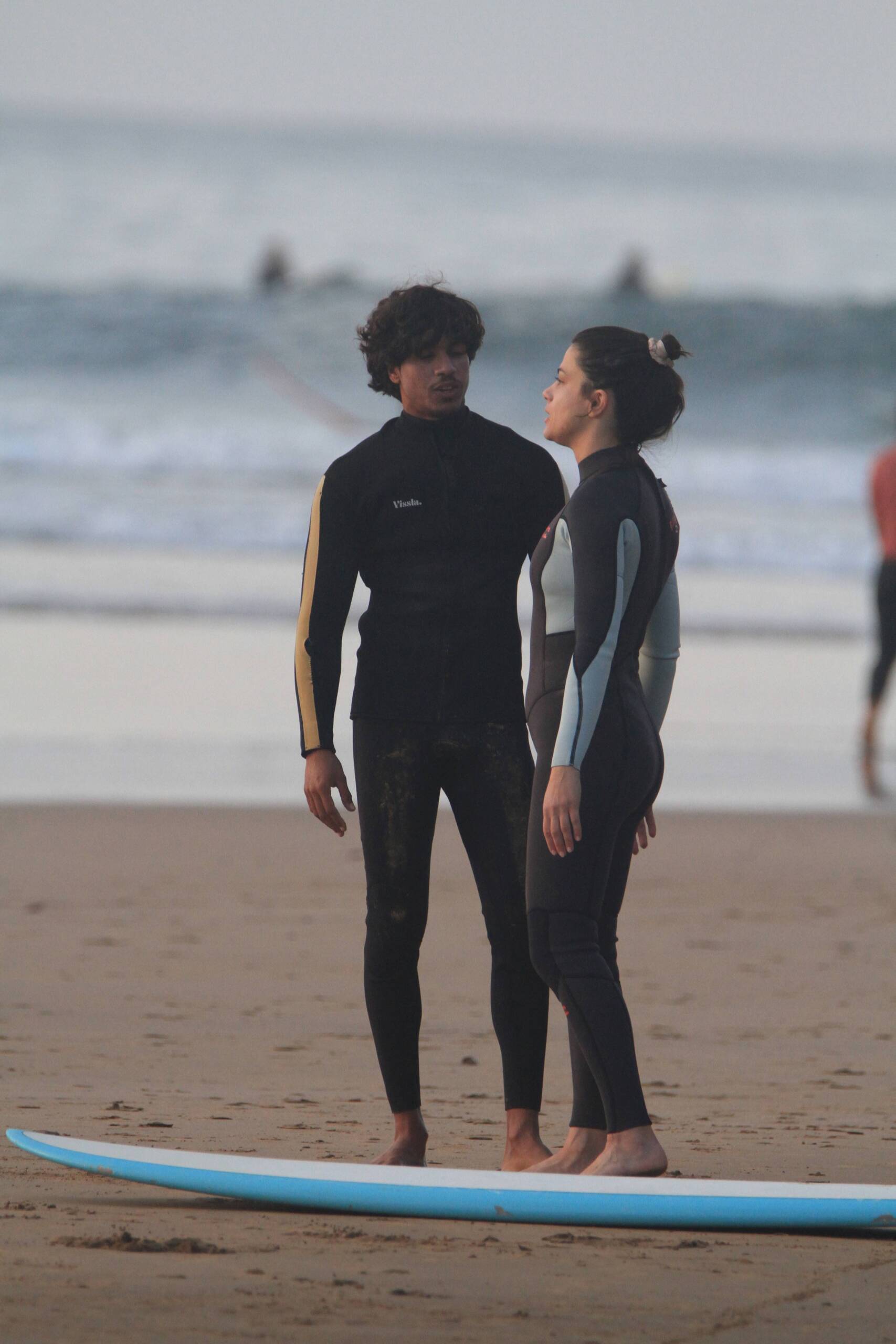 best surf instructor in imsouane giving surf theory to new surfer in imsouane before riding wave